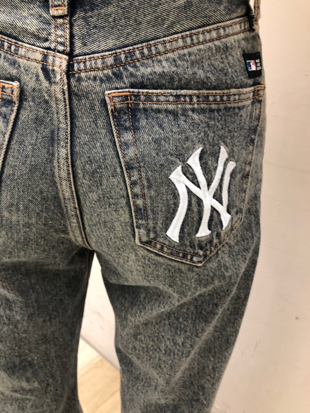 ブルー系のデニムパンツ、ブラック系のTシャツ/カットソーを着用したレディースの秋コーディネートの3枚目の写真