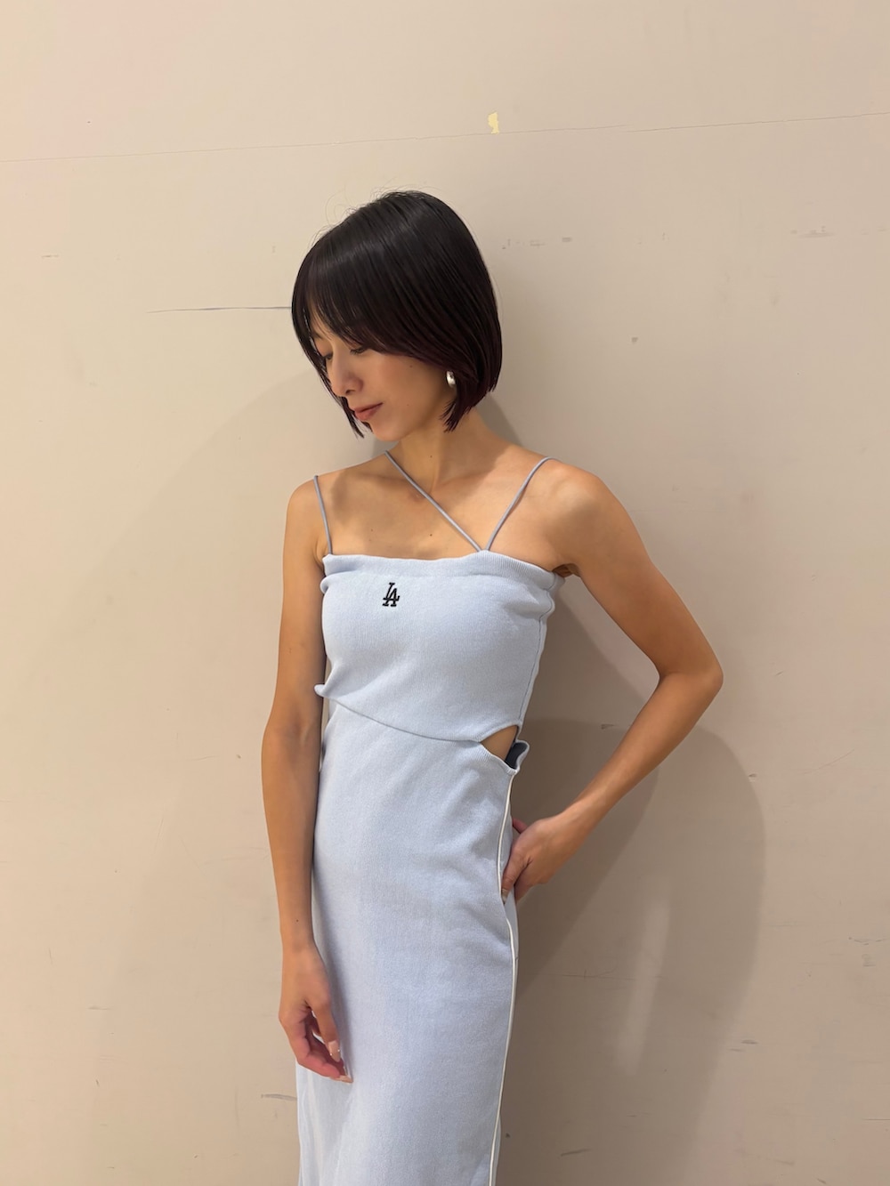 ブルー系のワンピース、ブラック系のサンダル、シルバー系のショルダーバッグを着用したレディースの夏コーディネートの2枚目の写真