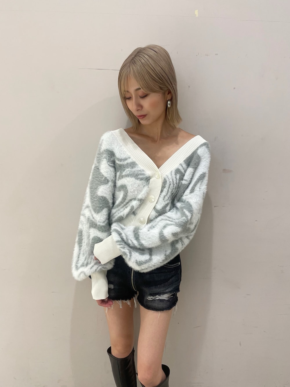 「カーディガン、ショーパン、柄、ホワイト、マーブル柄、ブーツ、ニーハイブーツ、ブーツスタイル、デニム、秋コーデ」｜「SPIRALGIRLのフルジップデニムショーパン（デニムパンツ、ブラック系）」を使った、risaさん（レディース・161cm）の秋コーディネートの2枚目の写真