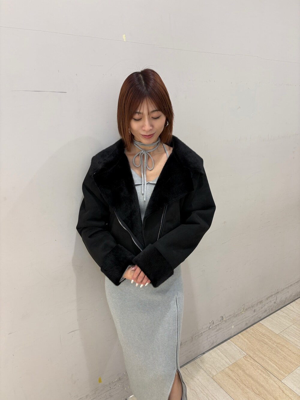 グレー系のワンピースを着用したレディースの冬コーディネートの2枚目の写真