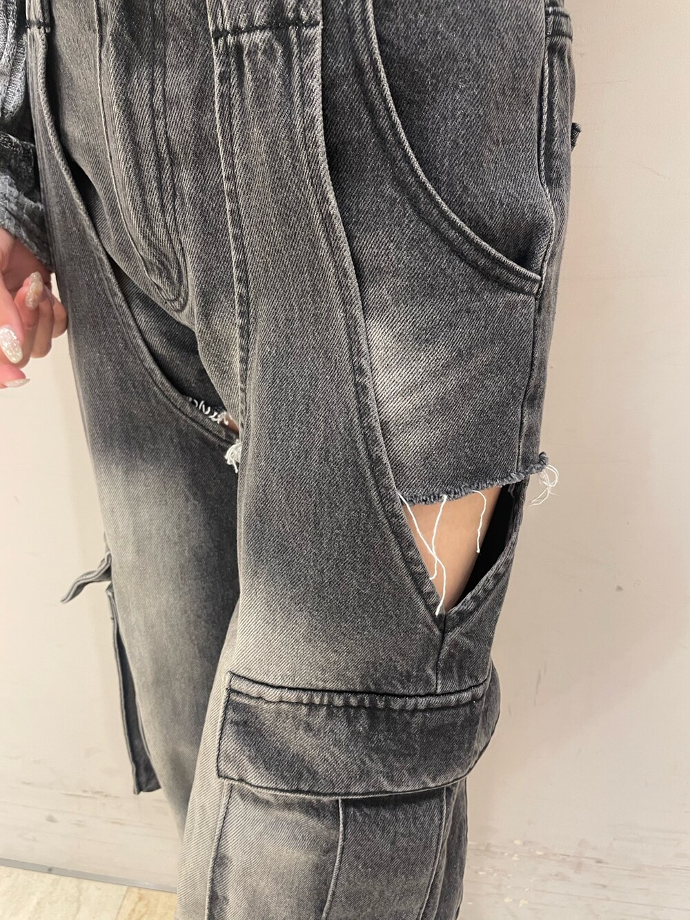 ブラック系のデニムパンツ、ブラック系のアンサンブルを着用したレディースの秋コーディネートの3枚目の写真