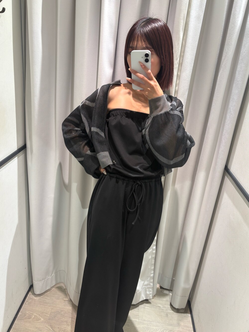 ブラック系のつなぎ/オールインワン、ブラック系のパンプス、ブラック系のブルゾンを着用したレディースの夏コーディネートの2枚目の写真