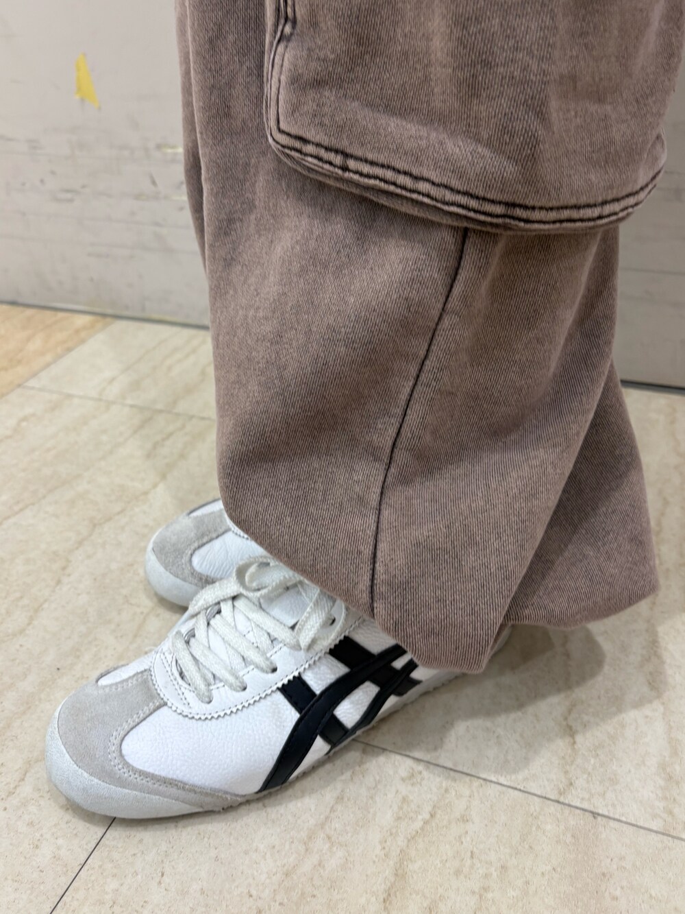 ブラウン系のスウェットパンツ、ブラック系のTシャツ/カットソー、レッド系のハンドバッグを着用したレディースの夏コーディネートの4枚目の写真