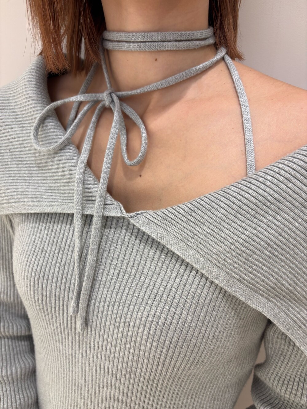 グレー系のワンピースを着用したレディースの冬コーディネートの3枚目の写真