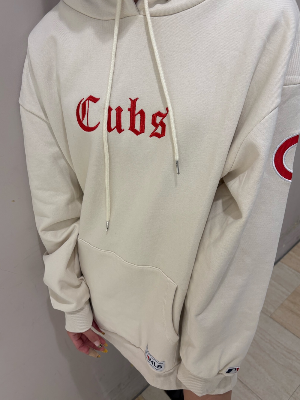 ホワイト系のパーカー、ブラック系のブーツを着用したレディースの冬コーディネートの3枚目の写真