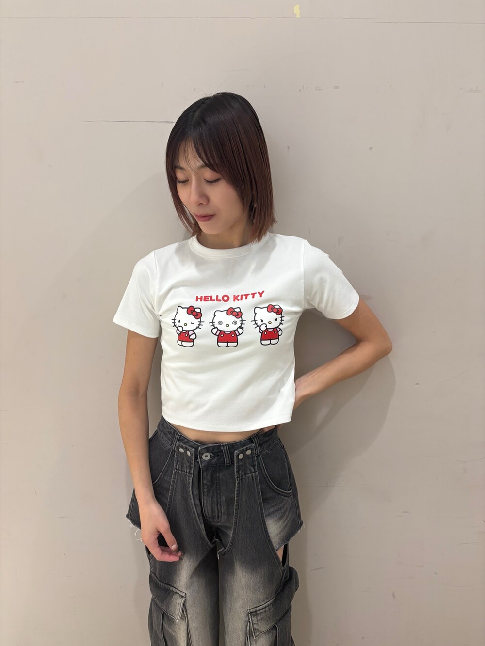 ブラック系のデニムパンツ、ホワイト系のTシャツ/カットソー、レッド系のパンプスを着用したレディースの春コーディネートの2枚目の写真