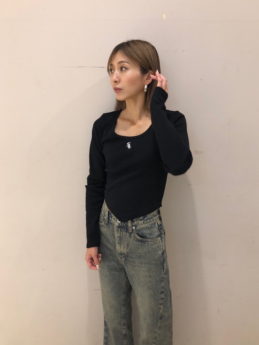 ブルー系のデニムパンツ、ブラック系のTシャツ/カットソーを着用したレディースの秋コーディネートの2枚目の写真