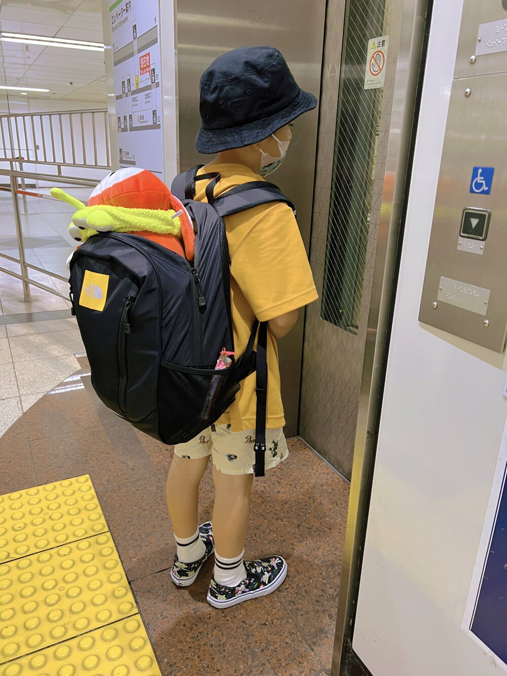 「旅行、スリッポン、ラフ」｜「UNIQLOのアイテム（Tシャツ/カットソー、ブラウン系）」を使った、ゆーさん（キッズ・125cm）の夏コーディネートの2枚目の写真