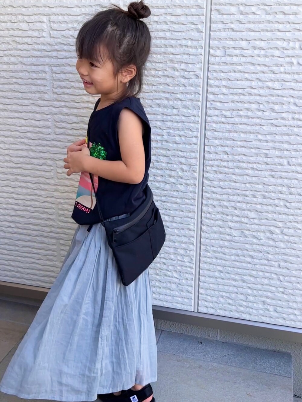 「カジュアル、タンクトップ」｜「NEW BALANCEのYH750（サンダル、ブラック系）」を使った、ゆーさん（キッズ・110cm）の夏コーディネートの2枚目の写真