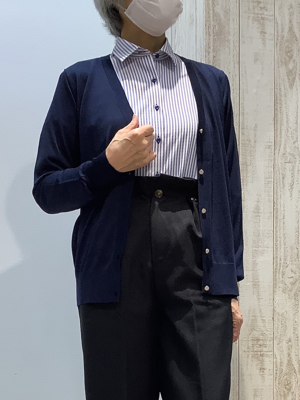 ブルー系のカーディガン/ボレロ、ブルー系のビジネスシャツを着用したレディースの秋コーディネートの2枚目の写真