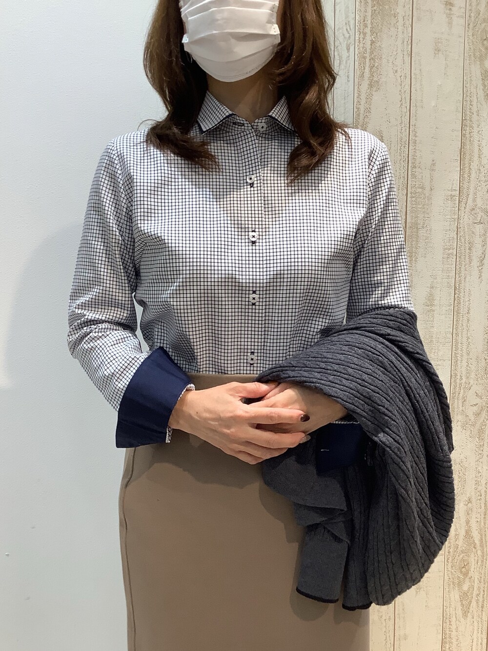 グレー系のカーディガン/ボレロ、ブルー系のビジネスシャツを着用したレディースの秋コーディネートの2枚目の写真