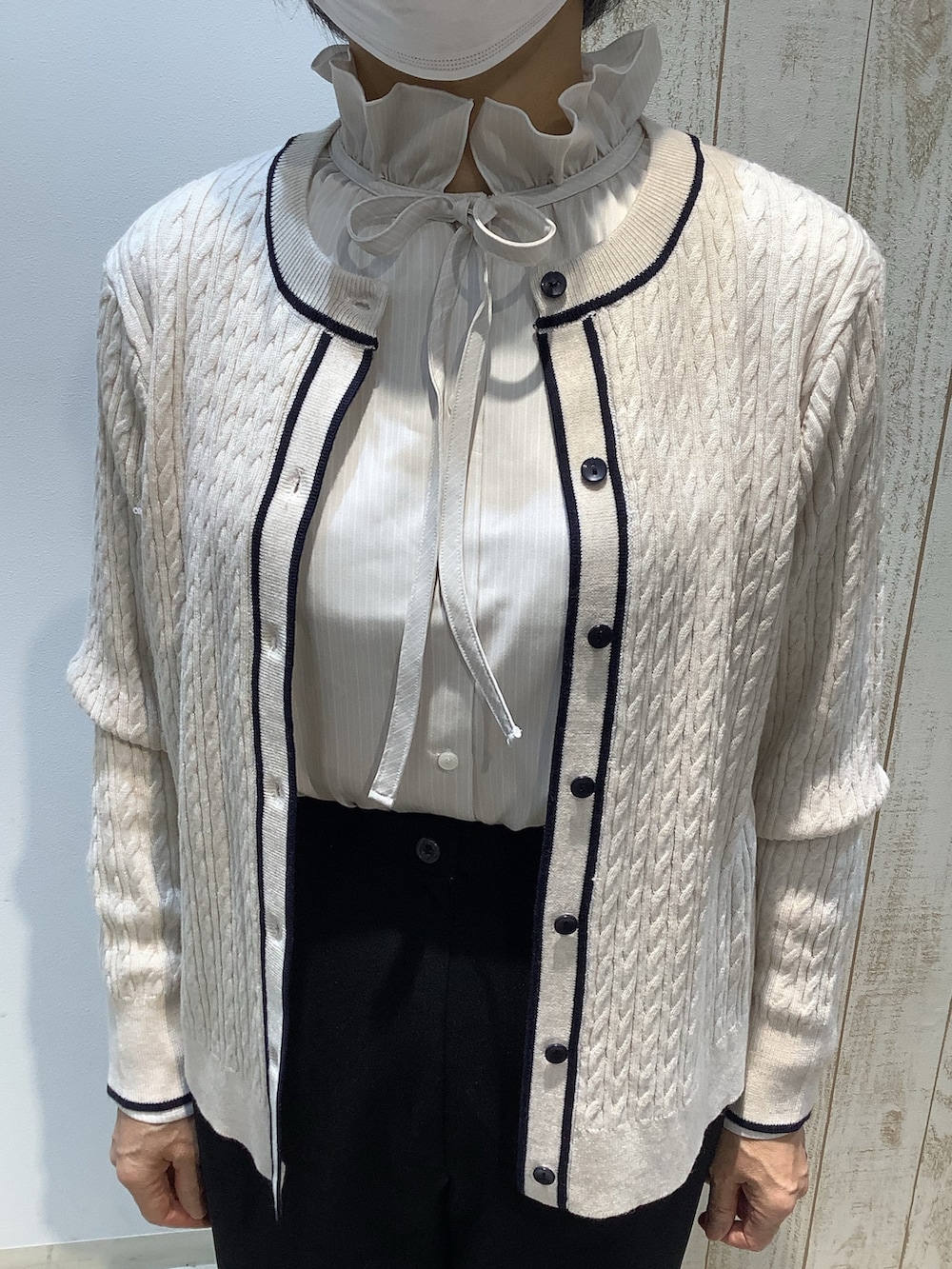 ベージュ系のシャツ/ブラウス、ホワイト系のカーディガン/ボレロを着用したレディースの秋コーディネートの2枚目の写真