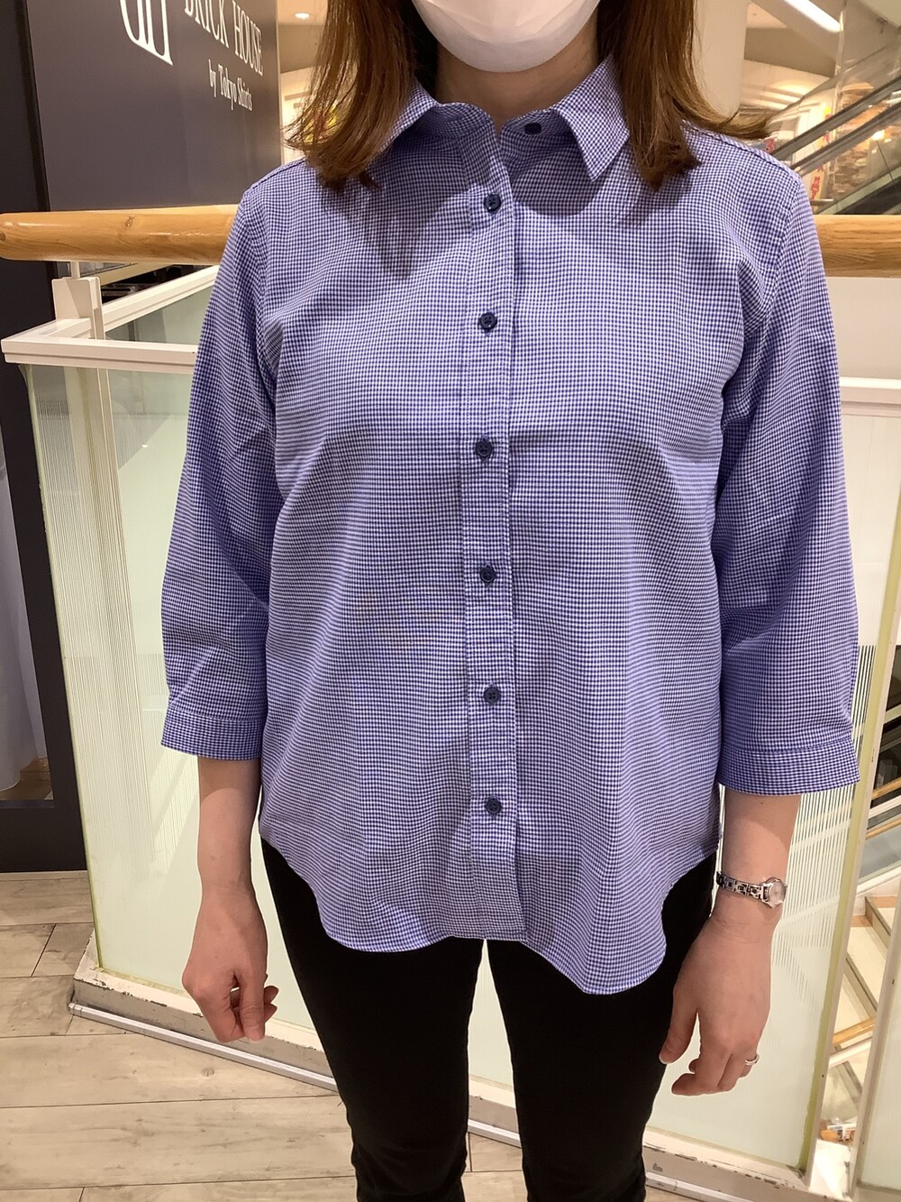 ブルー系のシャツ/ブラウスを着用したレディースの春コーディネートの2枚目の写真