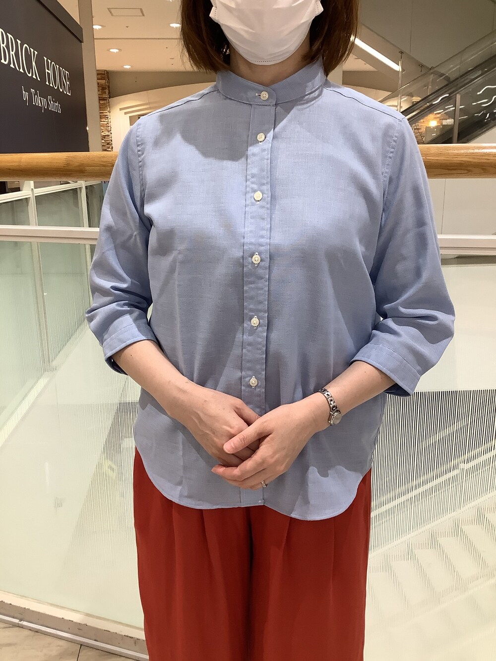 ブルー系のシャツ/ブラウスを着用したレディースの夏コーディネートの2枚目の写真