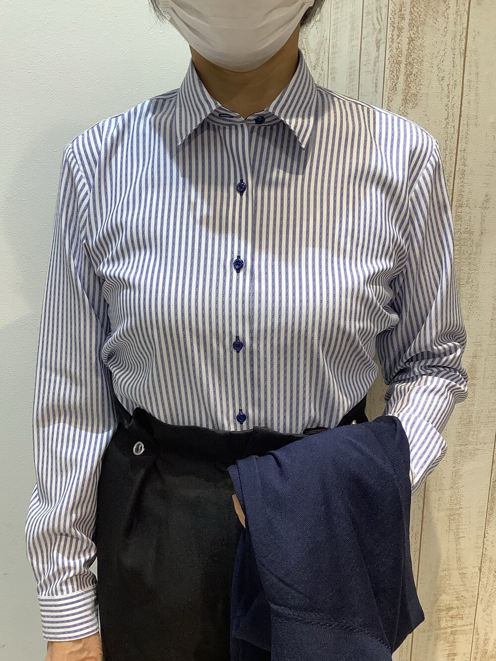 ブルー系のカーディガン/ボレロ、ブルー系のビジネスシャツを着用したレディースの秋コーディネートの3枚目の写真