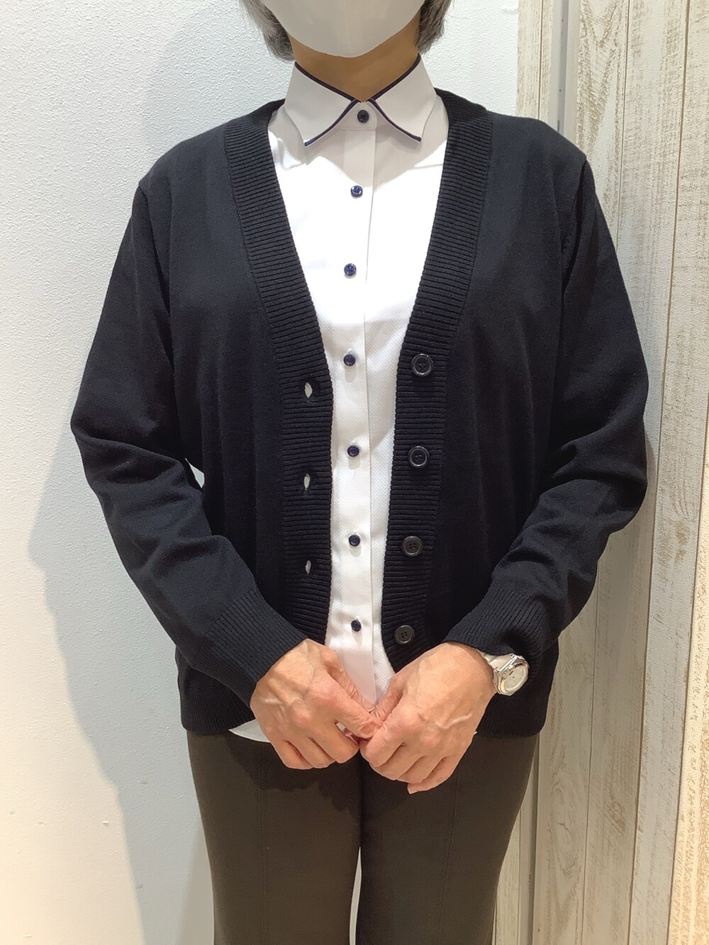 ホワイト系のビジネスシャツを着用したレディースの冬コーディネートの2枚目の写真