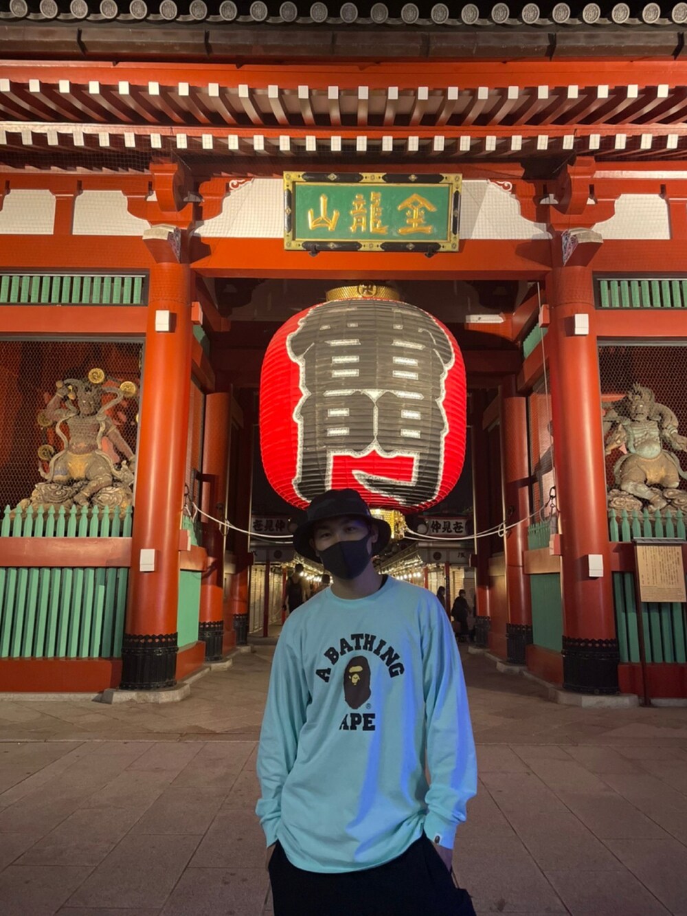 その他のTシャツ/カットソー、ブラック系のカーゴパンツ、ブラック系のハットを着用したメンズの春コーディネートの2枚目の写真