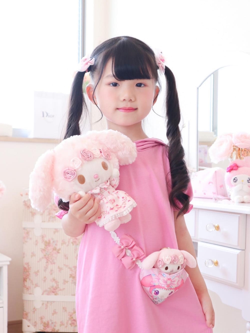 ピンク系のワンピース/ドレス、ピンク系のパンプスを着用したキッズの春コーディネートの3枚目の写真