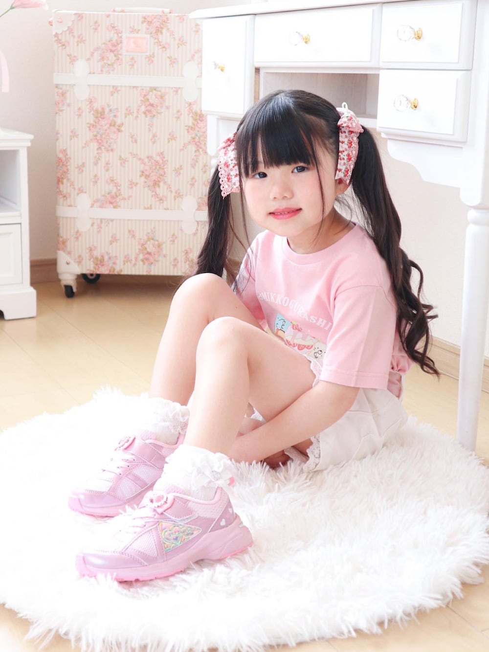 ピンク系のトップス、ピンク系のスニーカー、ホワイト系のパンツを着用したキッズの春コーディネートの5枚目の写真