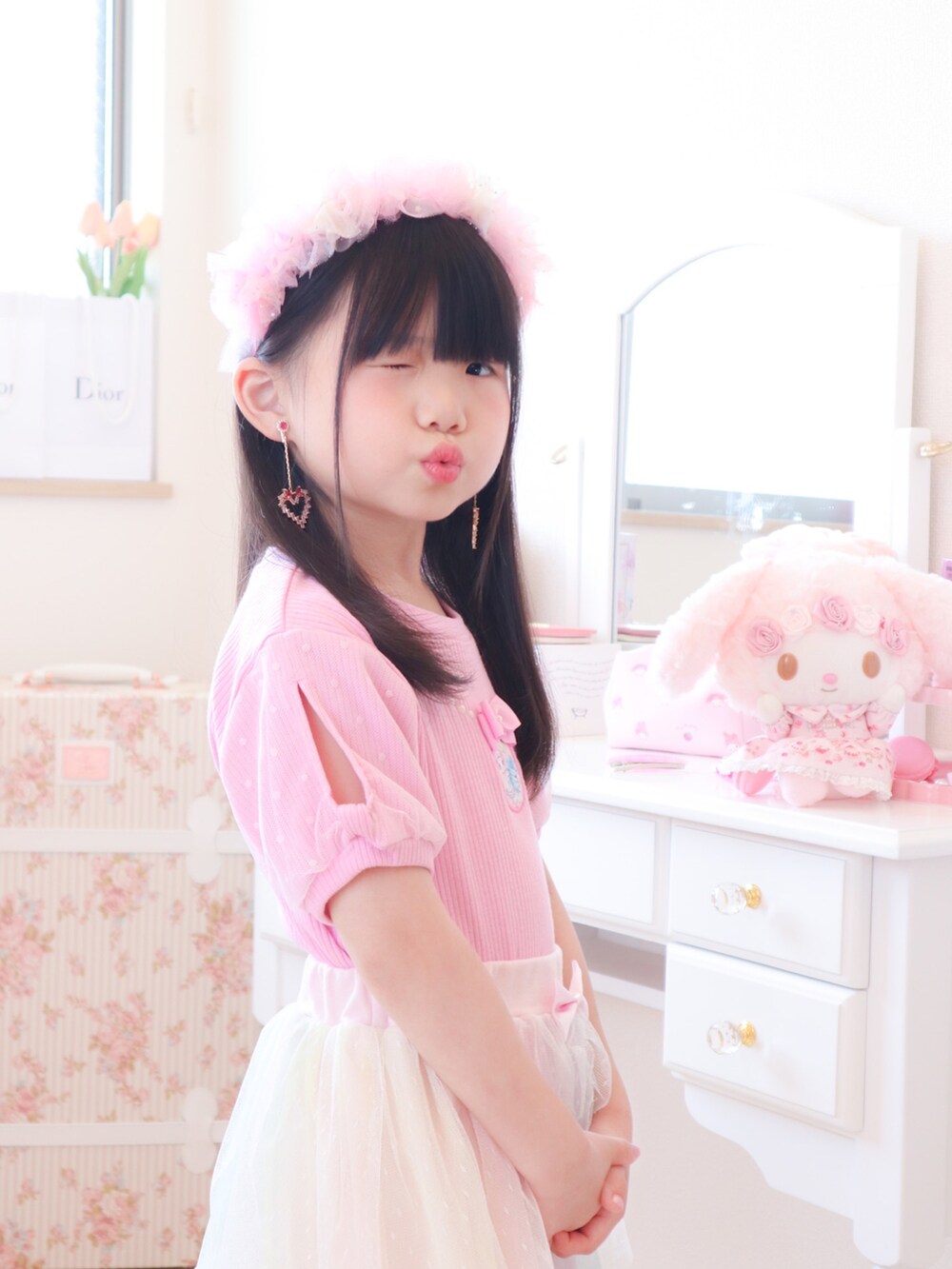 ピンク系のトップス、ピンク系のスカート、ピンク系のパンプスを着用したキッズの春コーディネートの5枚目の写真