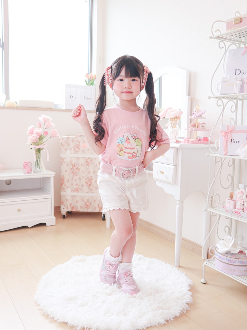 ピンク系のトップス、ピンク系のスニーカー、ホワイト系のパンツを着用したキッズの春コーディネートの2枚目の写真