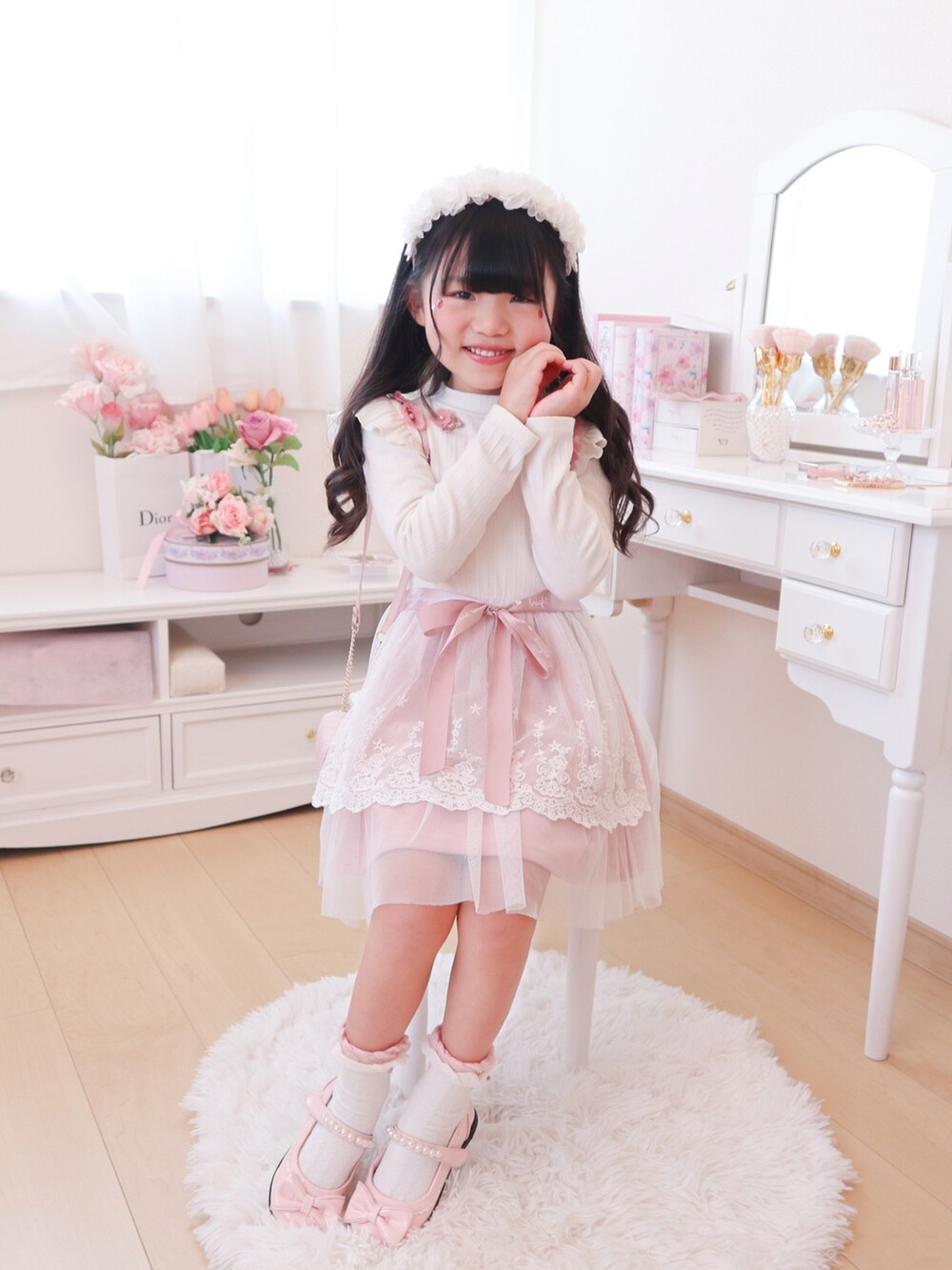 ピンク系のワンピース/ドレス、ピンク系のバッグ、ピンク系のパンプスを着用したキッズの秋コーディネートの3枚目の写真