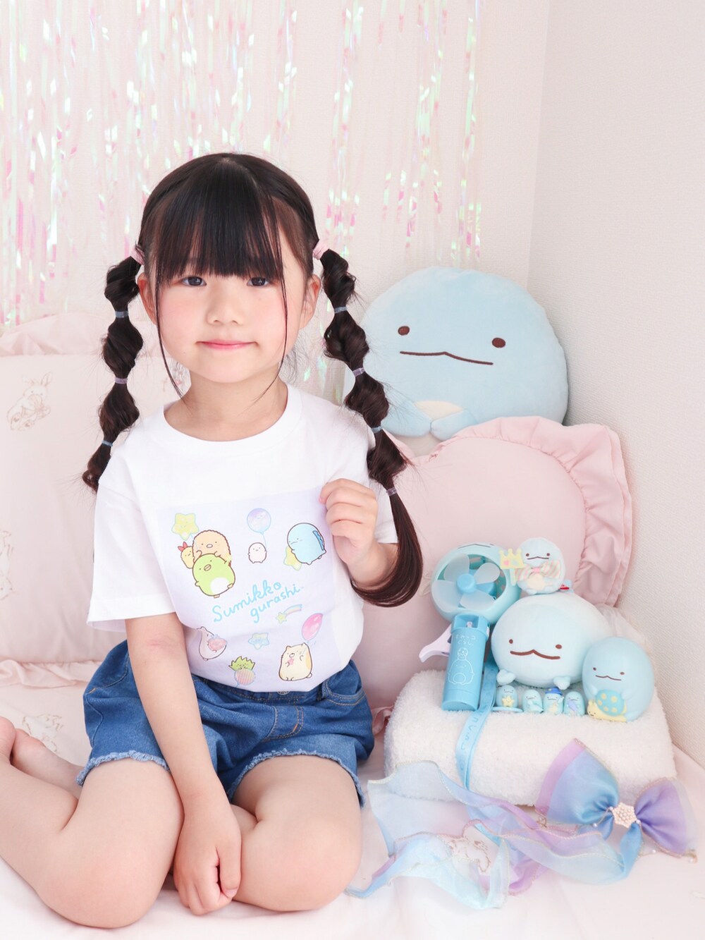 ホワイト系のトップス、ブルー系のその他パンツを着用したキッズの春コーディネートの4枚目の写真