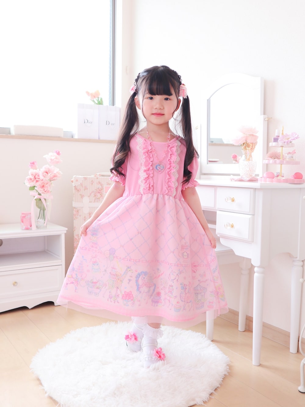 ピンク系のワンピース/ドレス、ピンク系のサンダル、ピンク系のワンピース/ドレスを着用したキッズの春コーディネートの2枚目の写真