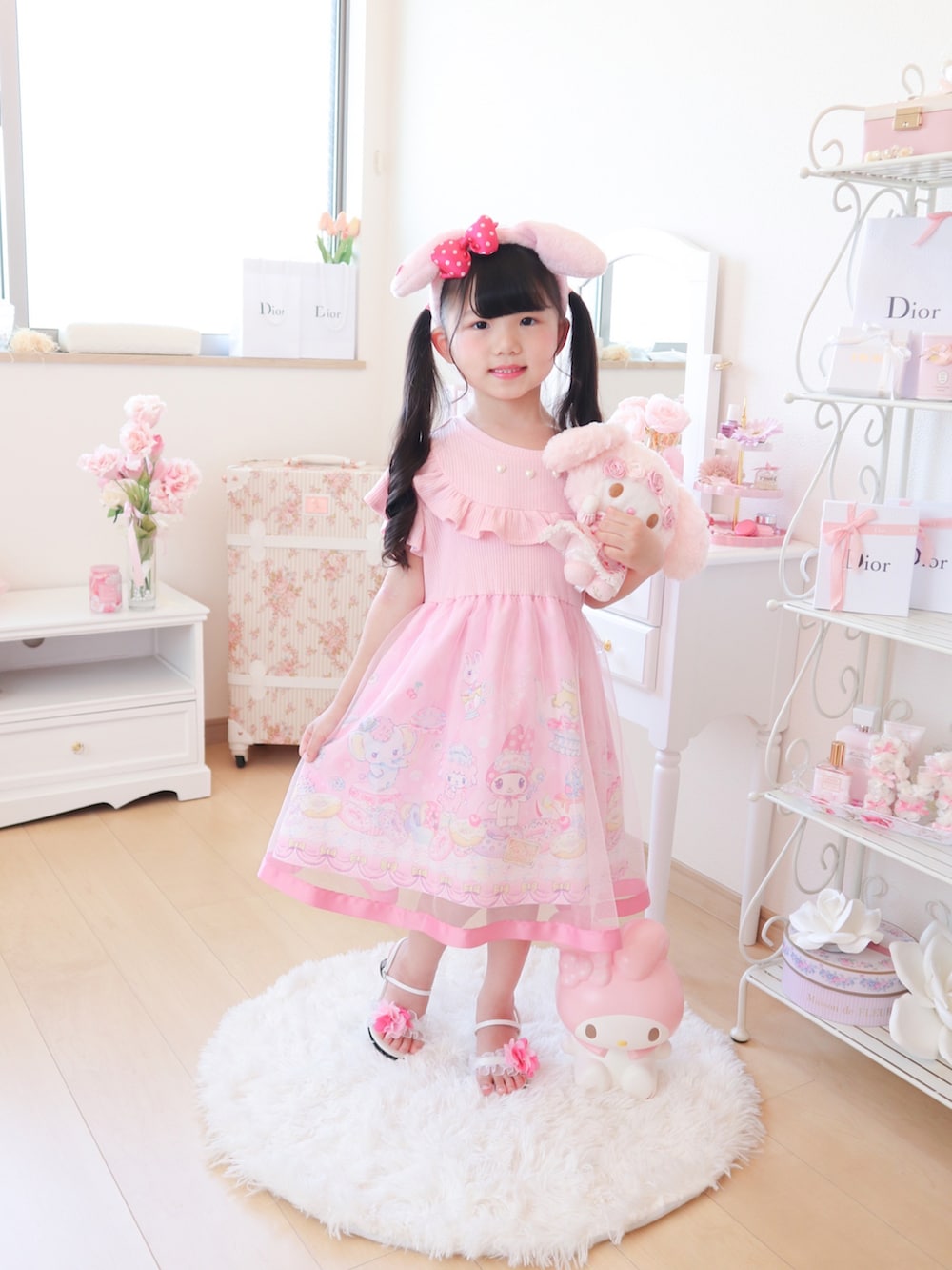 ピンク系のワンピース/ドレス、ピンク系のサンダルを着用したキッズの春コーディネートの2枚目の写真