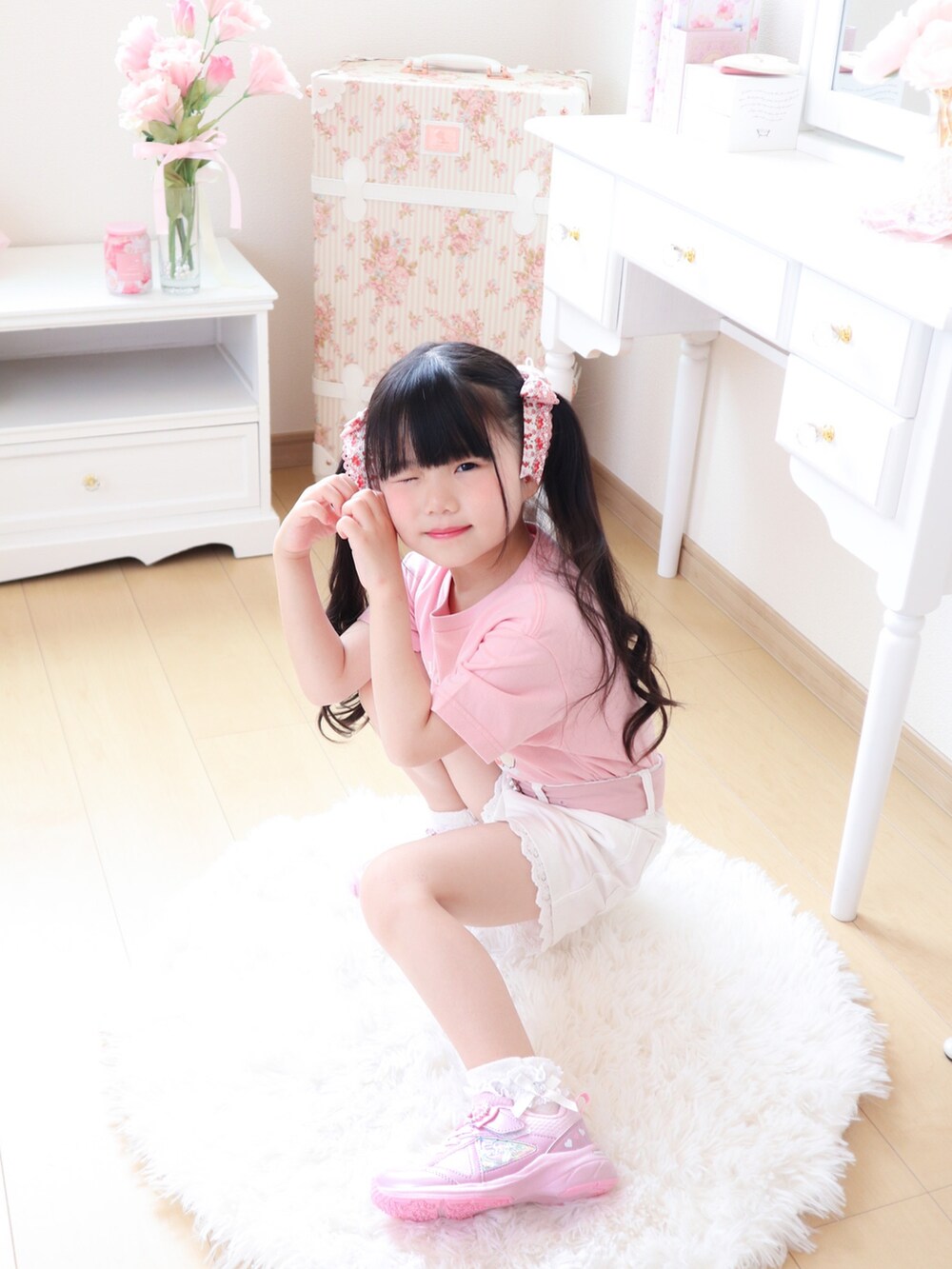 ピンク系のトップス、ピンク系のスニーカー、ホワイト系のパンツを着用したキッズの春コーディネートの4枚目の写真