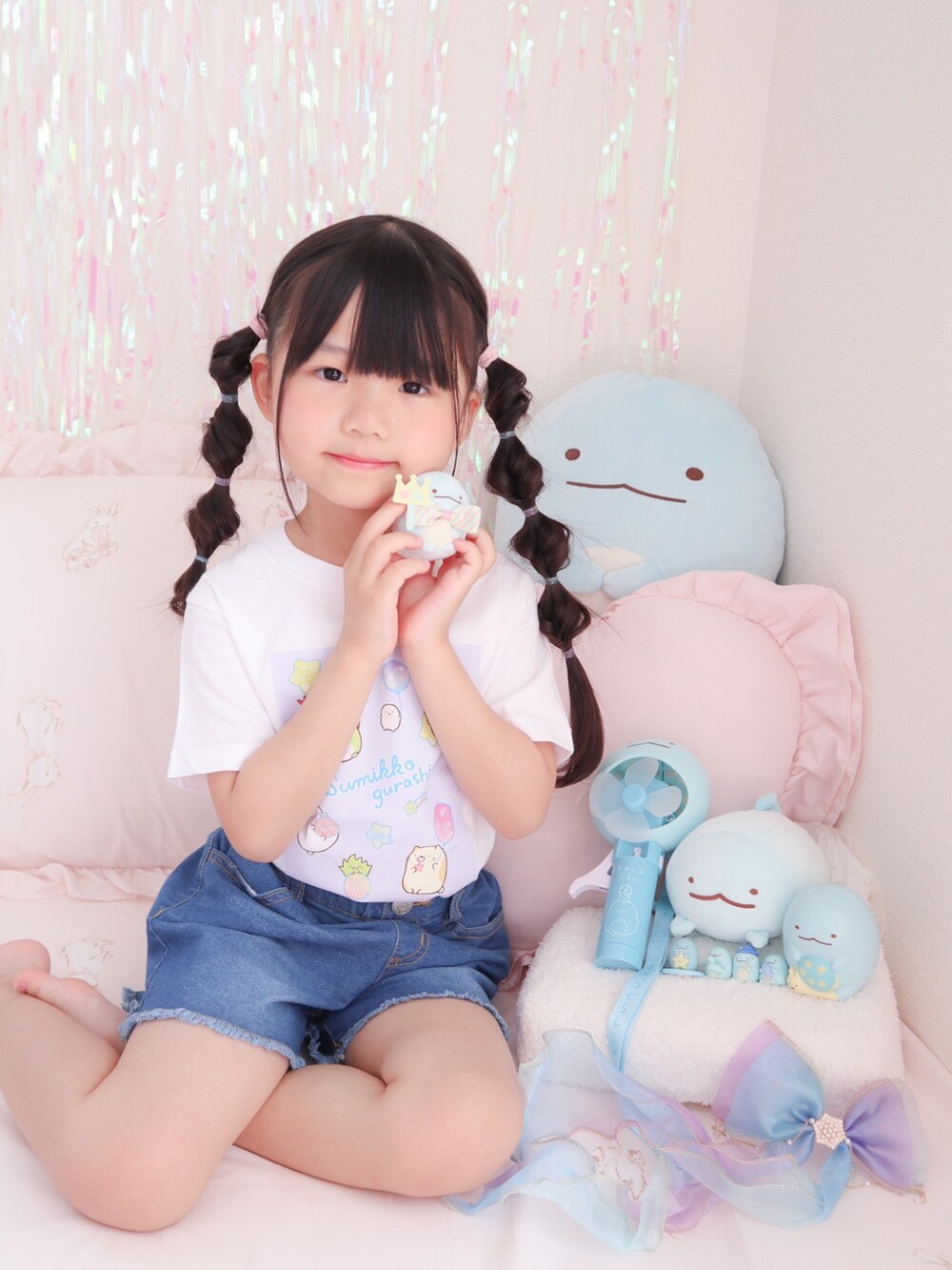 ホワイト系のトップス、ブルー系のその他パンツを着用したキッズの春コーディネートの2枚目の写真