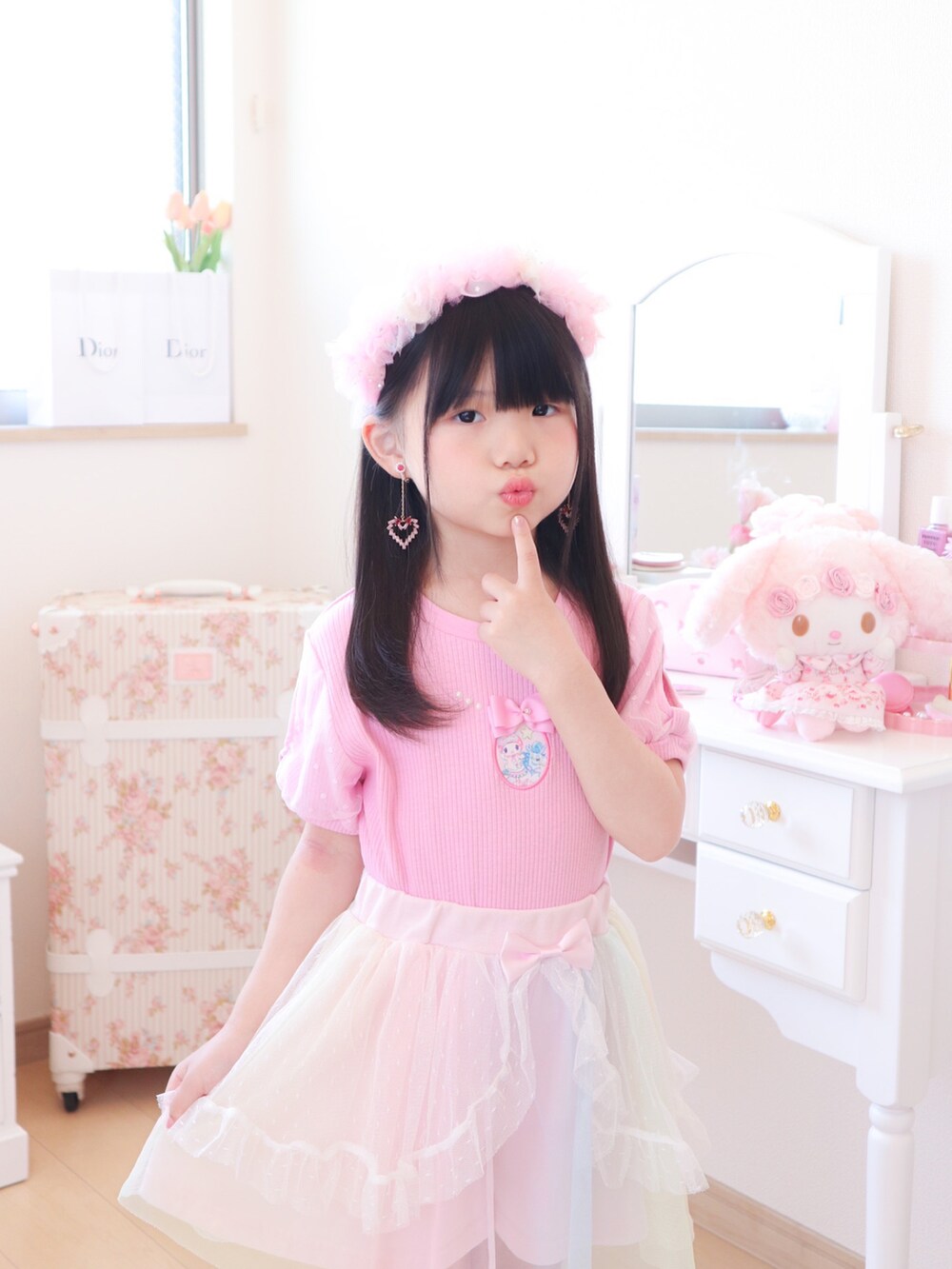 ピンク系のトップス、ピンク系のスカート、ピンク系のパンプスを着用したキッズの春コーディネートの4枚目の写真