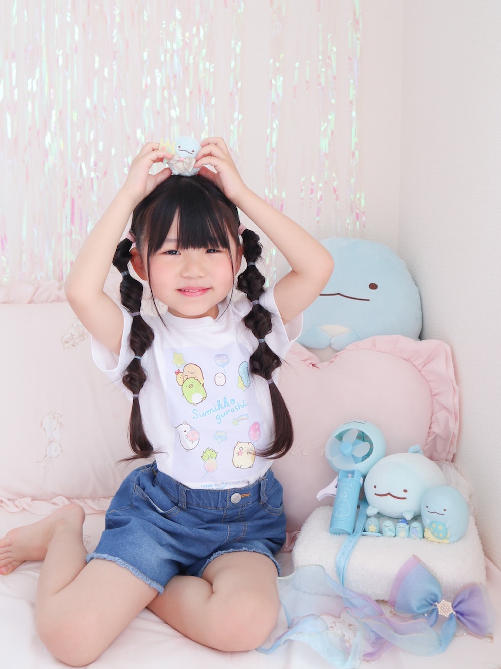 ホワイト系のトップス、ブルー系のその他パンツを着用したキッズの春コーディネートの3枚目の写真