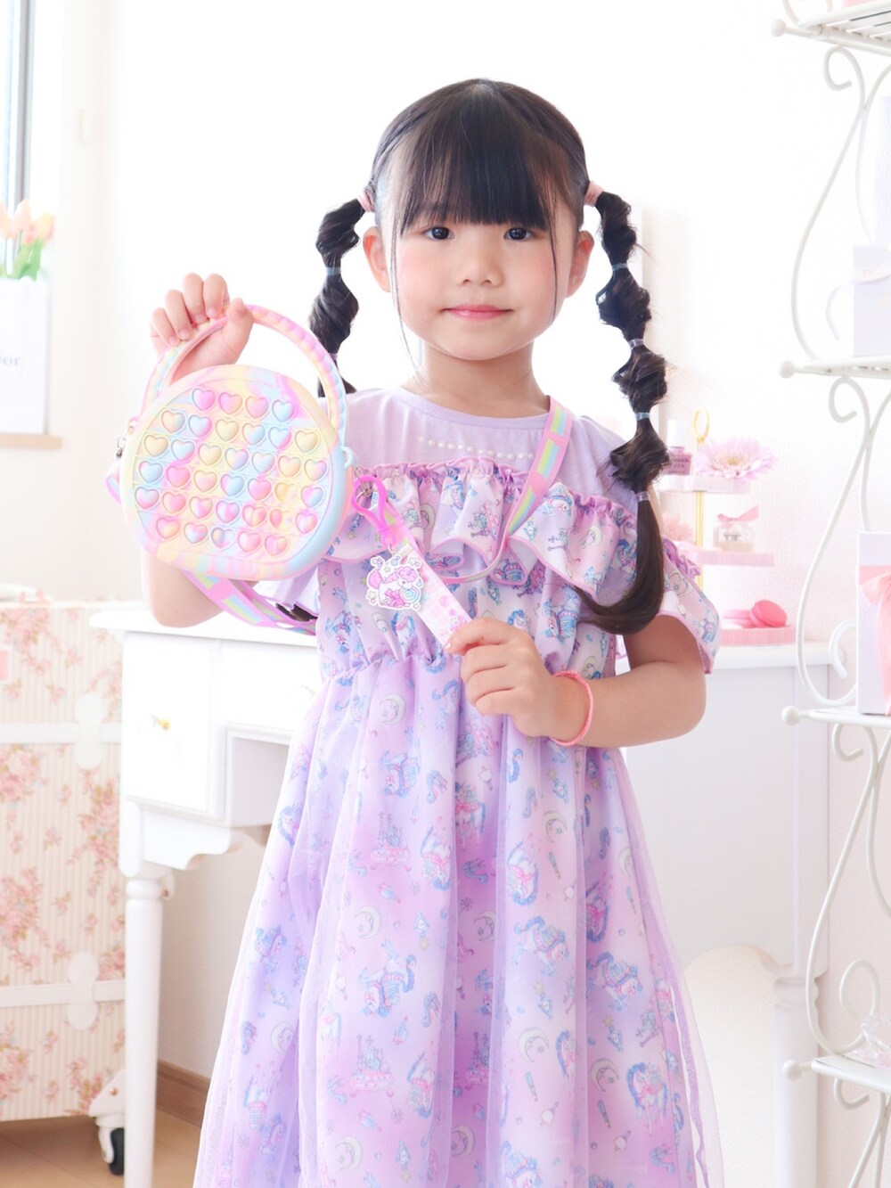 パープル系のワンピース/ドレス、その他のバッグ、パープル系のパンプスを着用したキッズの春コーディネートの4枚目の写真