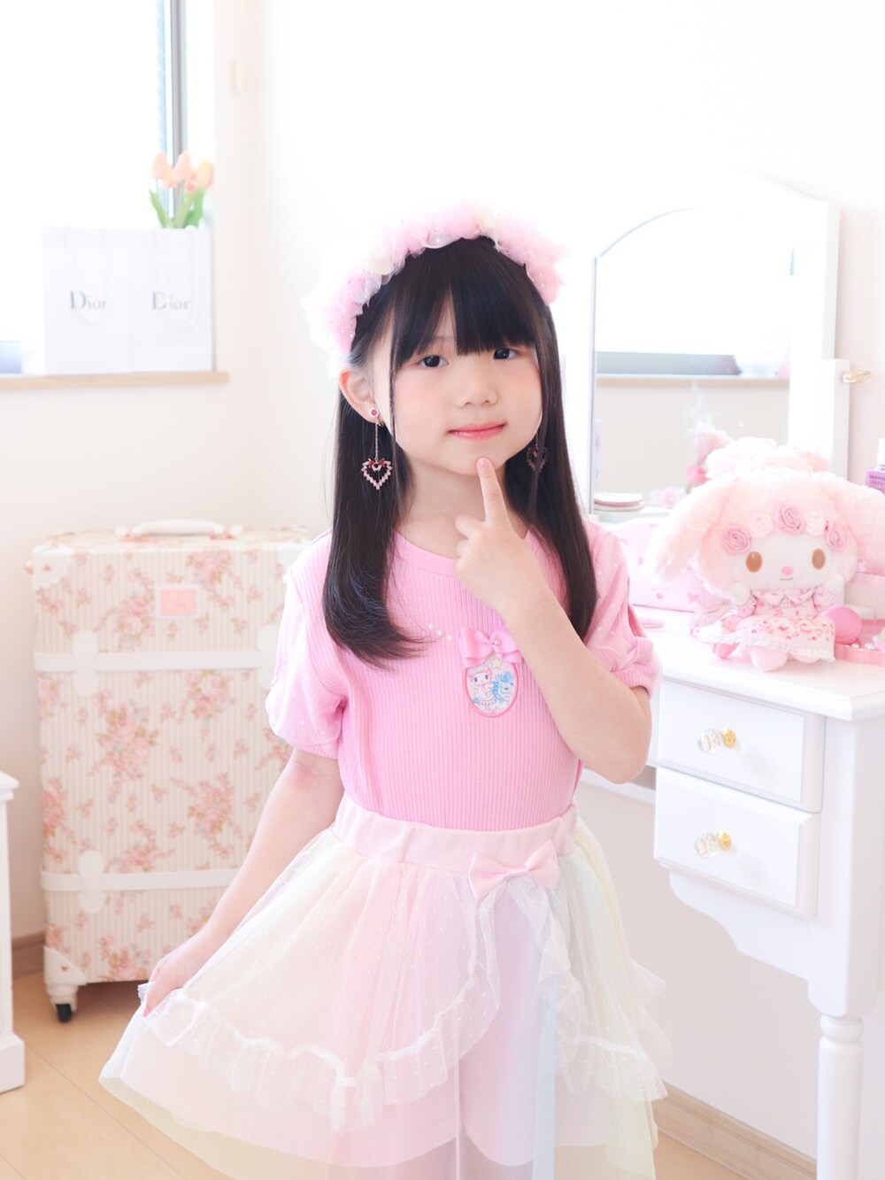 ピンク系のトップス、ピンク系のスカート、ピンク系のパンプスを着用したキッズの春コーディネートの3枚目の写真