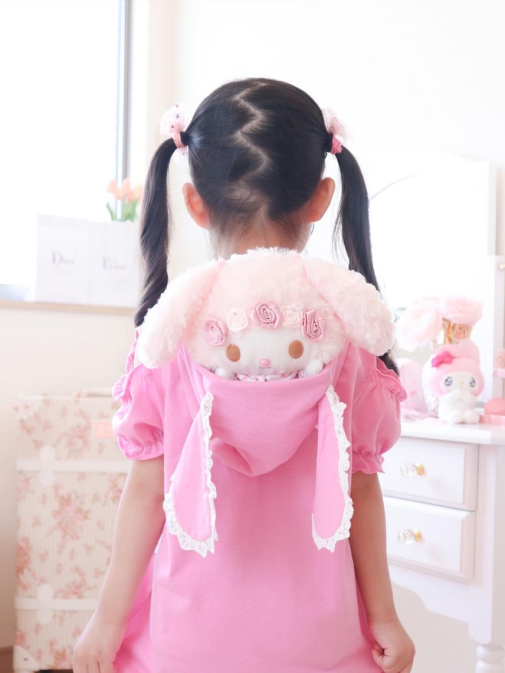 ピンク系のワンピース/ドレス、ピンク系のパンプスを着用したキッズの春コーディネートの4枚目の写真