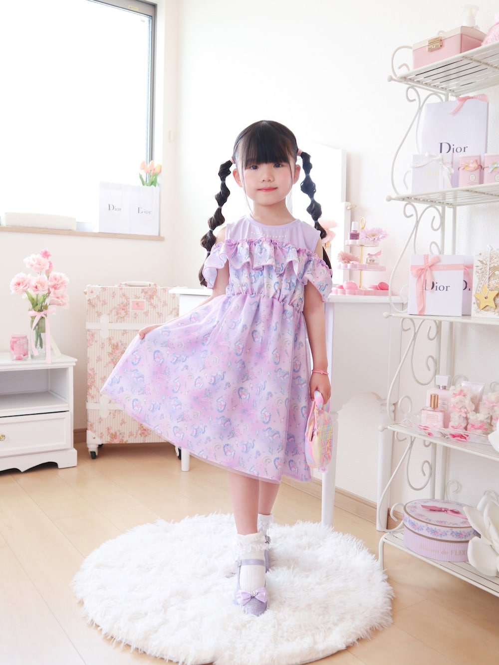 パープル系のワンピース/ドレス、その他のバッグ、パープル系のパンプスを着用したキッズの春コーディネートの2枚目の写真