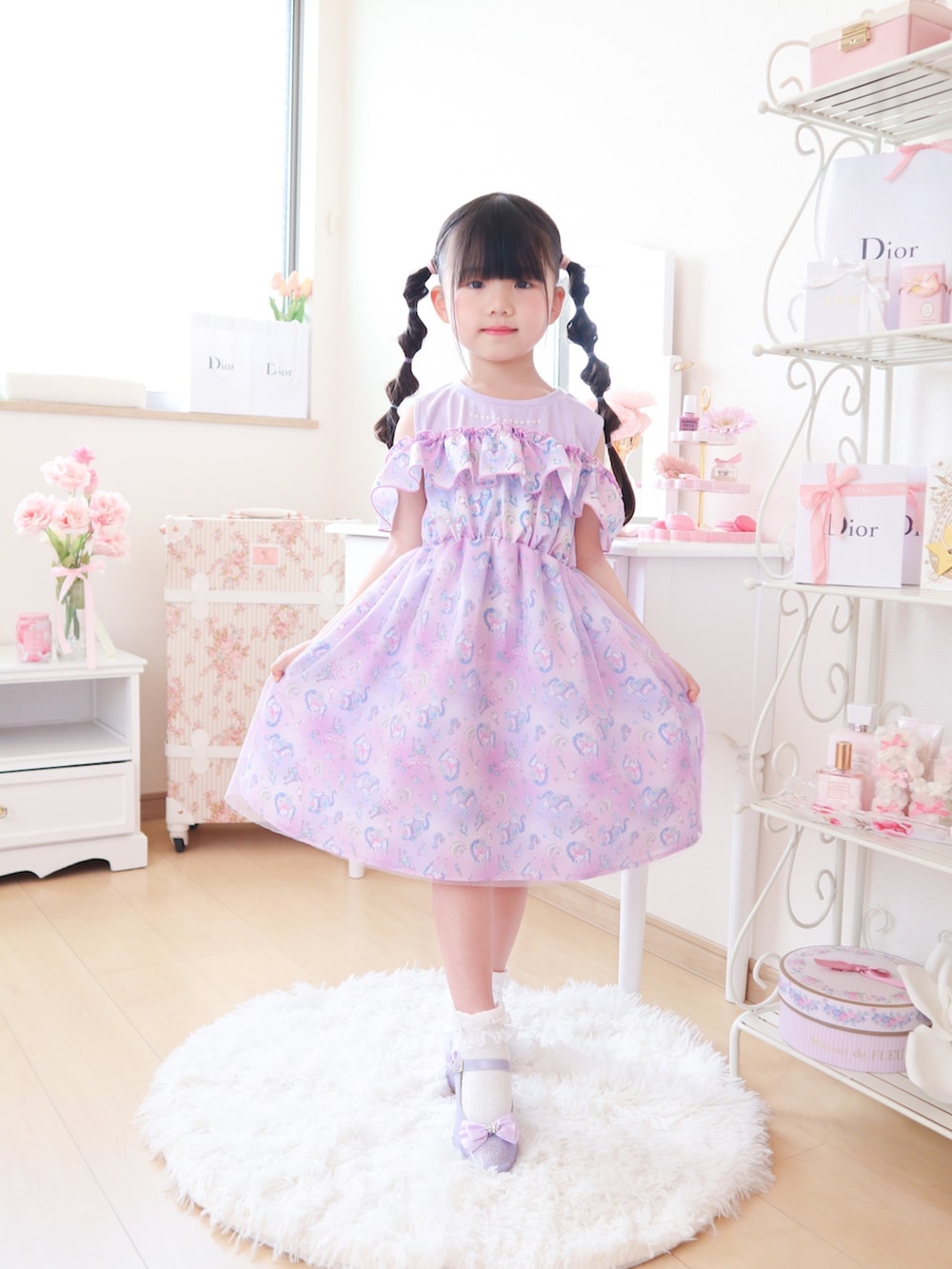 パープル系のワンピース/ドレス、その他のバッグ、パープル系のパンプスを着用したキッズの春コーディネートの3枚目の写真