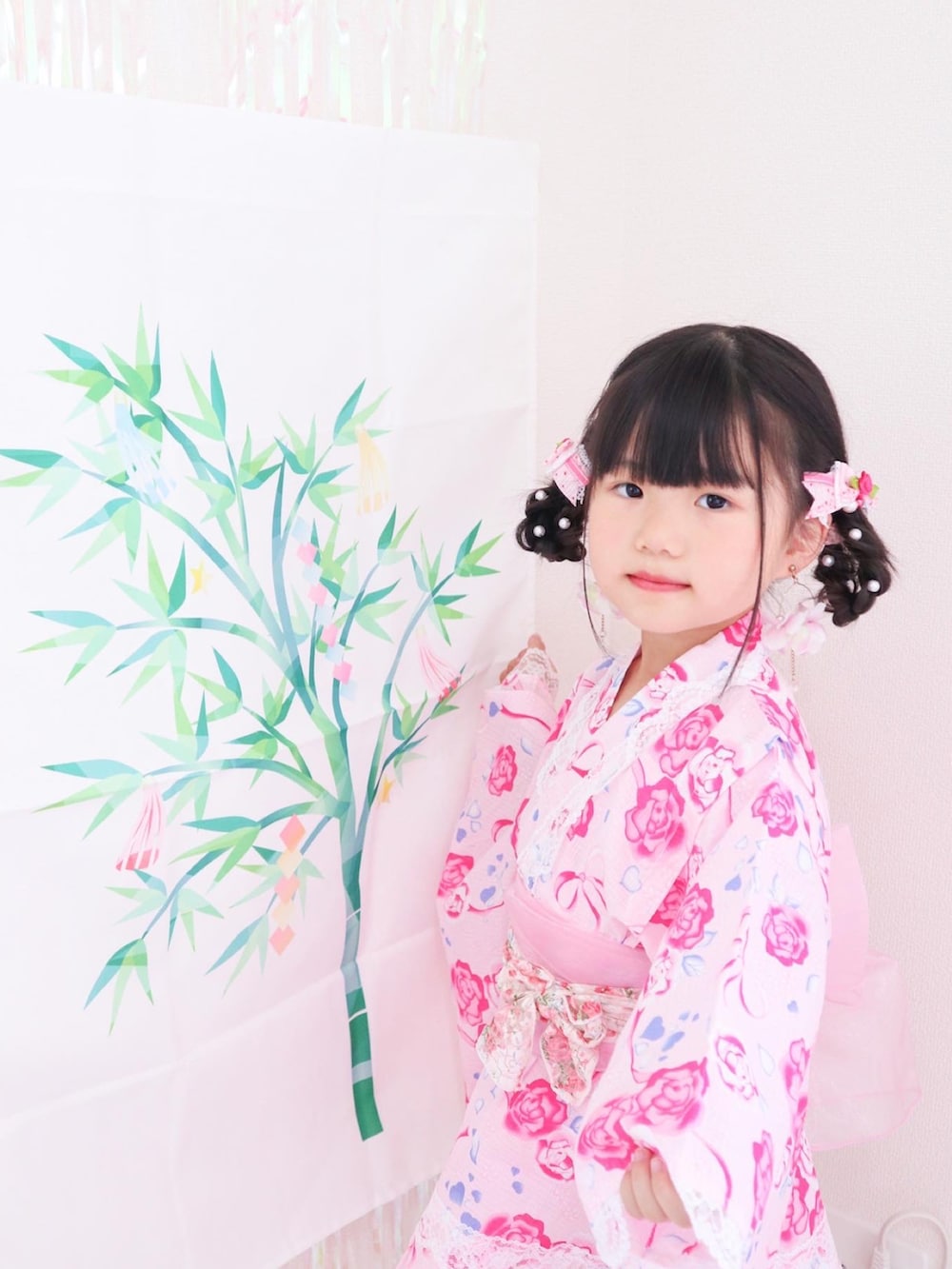 ホワイト系のサンダル、ピンク系の浴衣、ピンク系の和装小物を着用したキッズの夏コーディネートの4枚目の写真