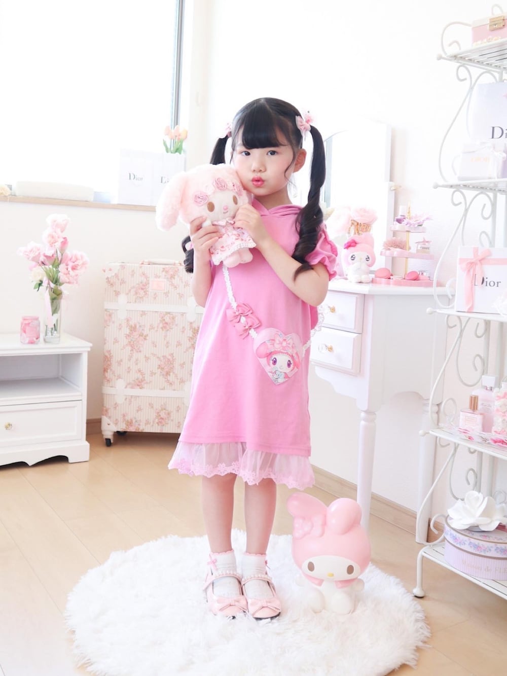 ピンク系のワンピース/ドレス、ピンク系のパンプスを着用したキッズの春コーディネートの2枚目の写真