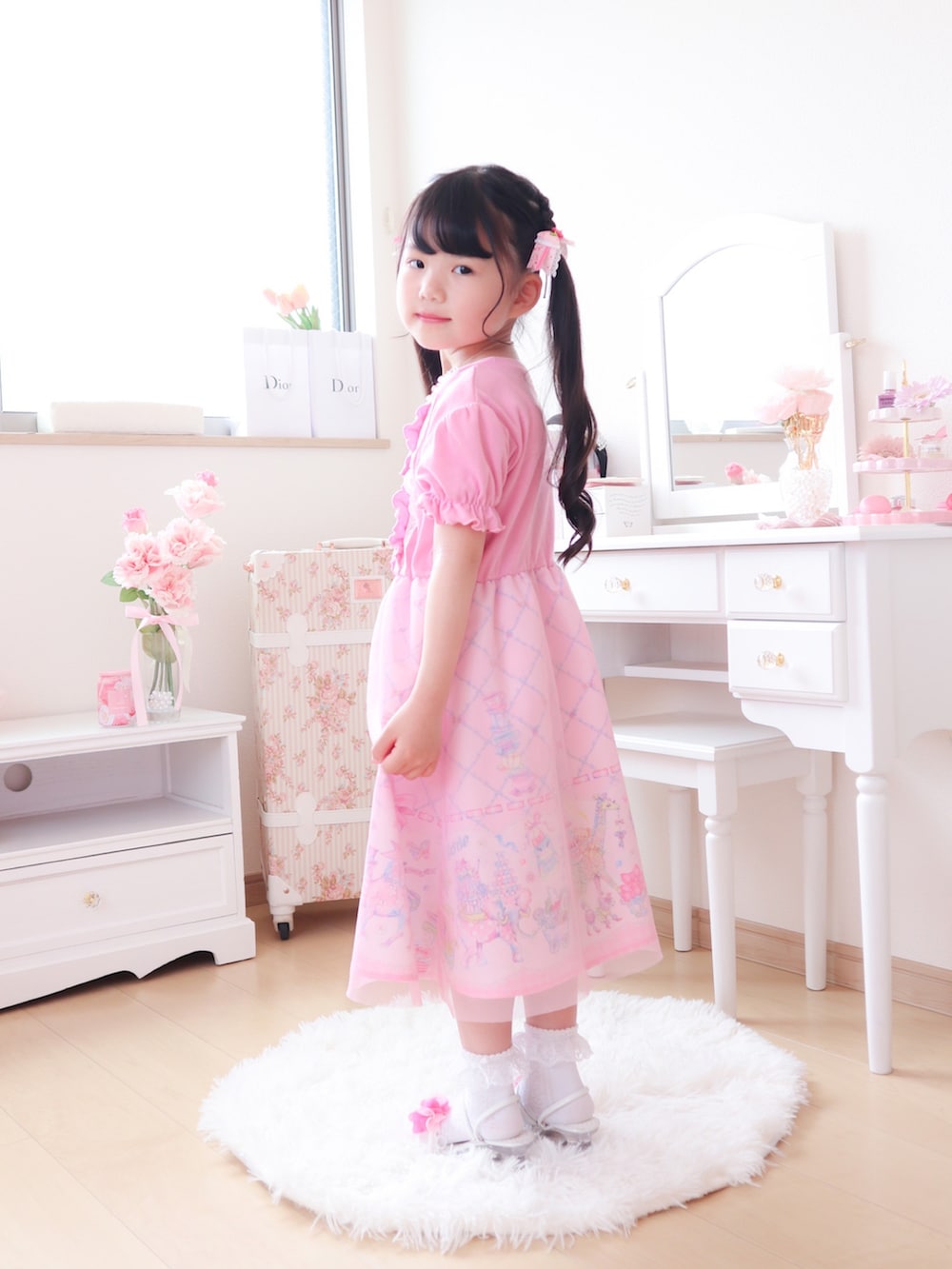 ピンク系のワンピース/ドレス、ピンク系のサンダル、ピンク系のワンピース/ドレスを着用したキッズの春コーディネートの3枚目の写真