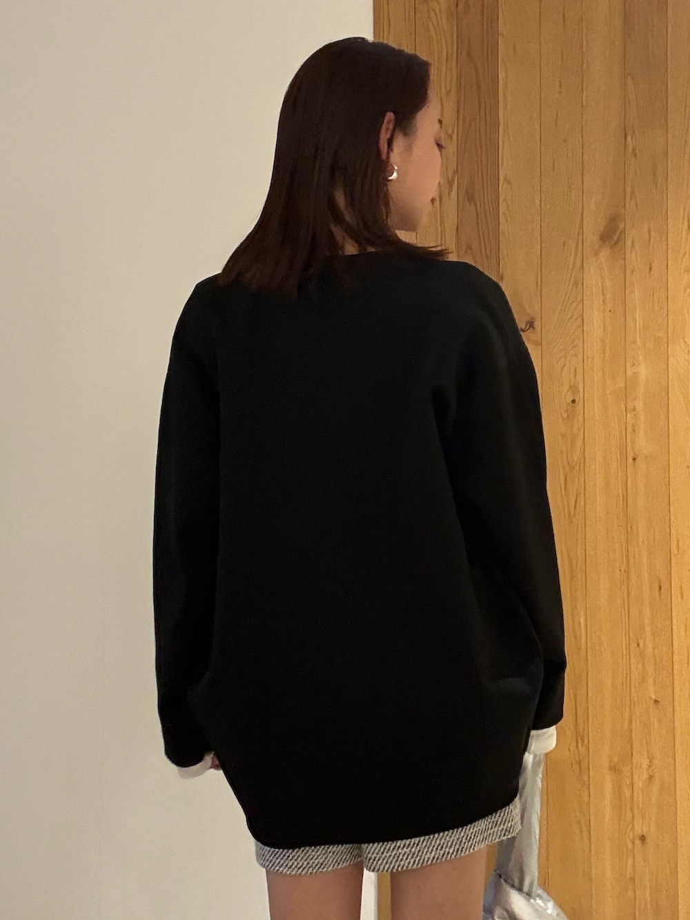 ホワイト系のニット/セーター、その他のその他パンツ、シルバー系のハンドバッグを着用したレディースの冬コーディネートの8枚目の写真