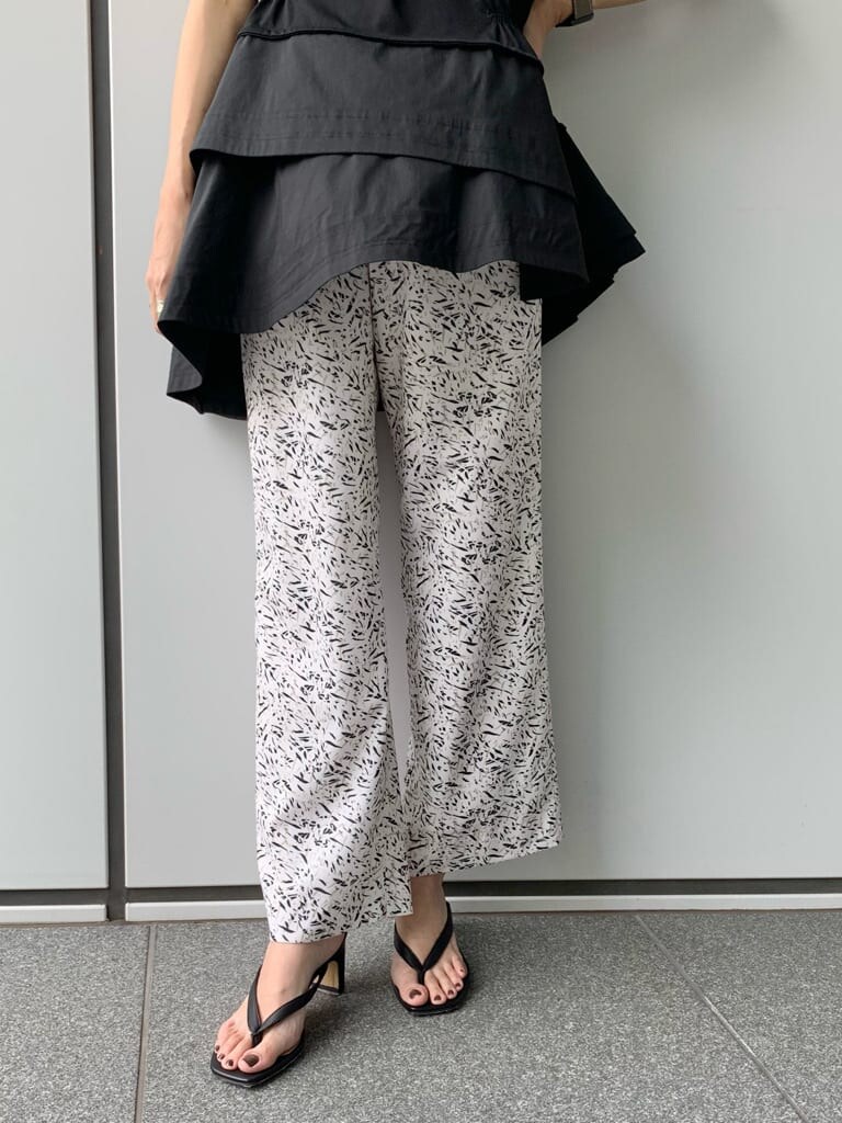 ブラック系のTシャツ/カットソー、ブラック系のその他パンツを着用したレディースの夏コーディネートの6枚目の写真