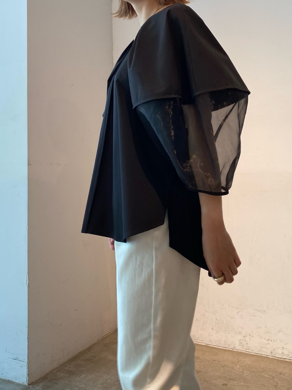 「ELENDEEK、エレンディーク、ブラウス、ブラウスコーデ、ブラウス×デニム、シアートップス、シアー、シア―ブラウス、モノトーン、モノトーンコーデ、白デニム、ホワイトパンツ、ホワイトデニム、サンダル、きれいめカジュアル」｜「ELENDEEKのハーフオーガンジースリーブブラウス【セットアップ可能】（シャツ/ブラウス、ブラック系）」を使った、azusaさん（レディース・153cm）の春コーディネートの5枚目の写真