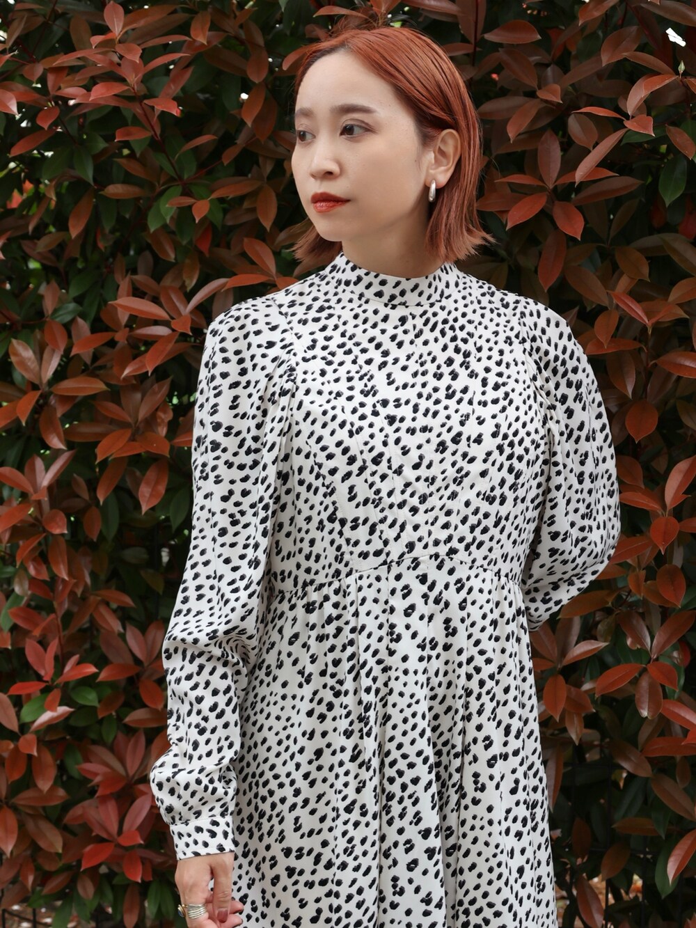 グリーン系のブルゾン、その他のワンピース、ブラック系のブーツを着用したレディースの春コーディネートの10枚目の写真