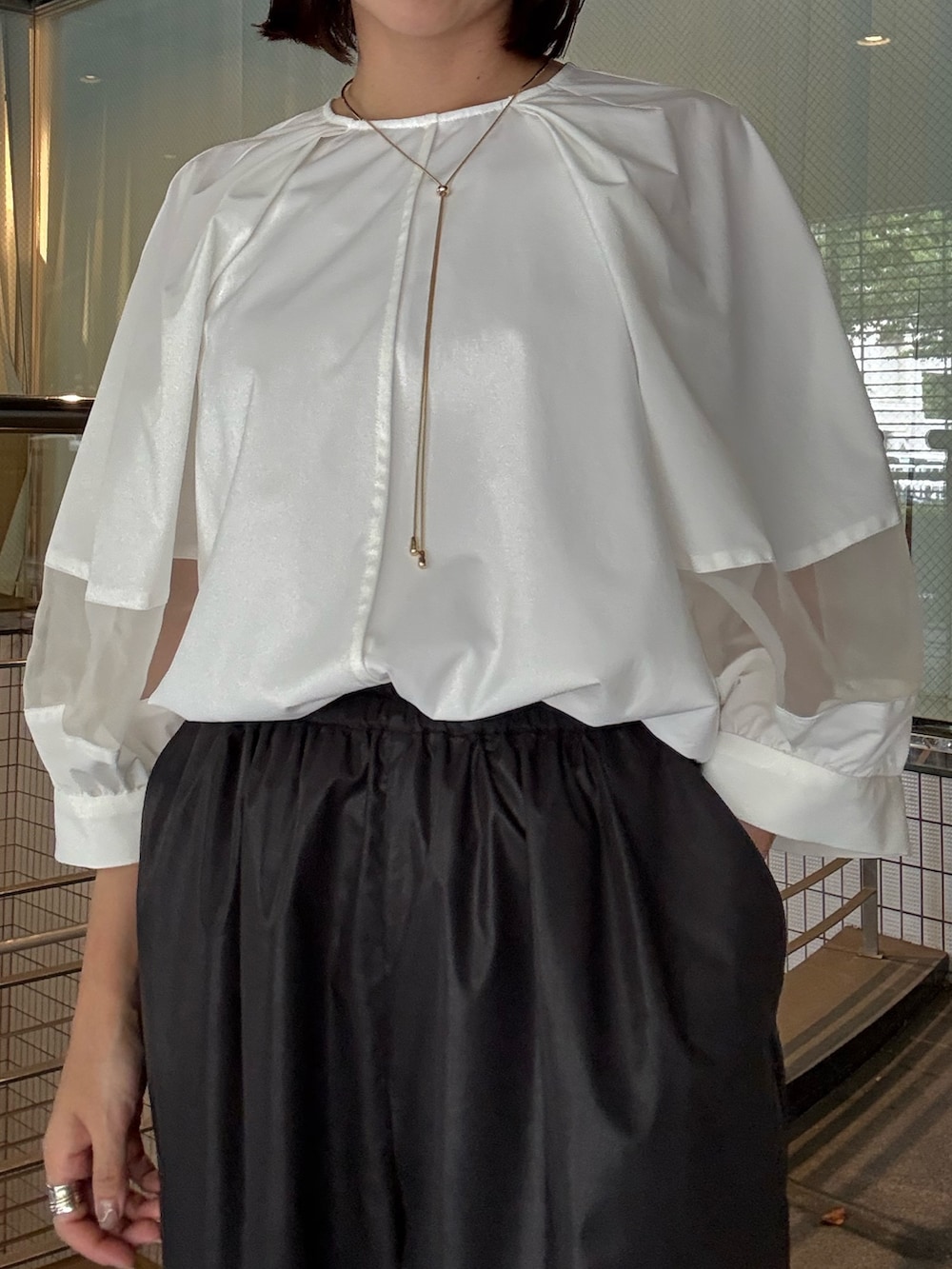 ホワイト系のシャツ/ブラウス、ブラック系のその他パンツ、シルバー系のサンダルを着用したレディースの夏コーディネートの7枚目の写真