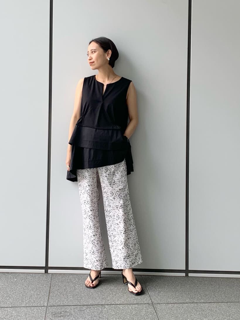 ブラック系のTシャツ/カットソー、ブラック系のその他パンツを着用したレディースの夏コーディネートの5枚目の写真