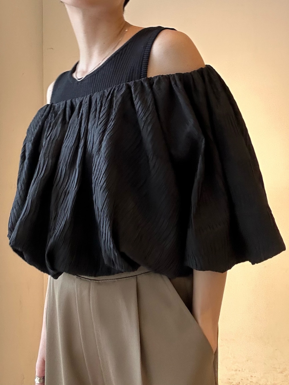 ブラック系のシャツ/ブラウス、ベージュ系のその他パンツ、ブラック系のパンプスを着用したレディースの春コーディネートの7枚目の写真