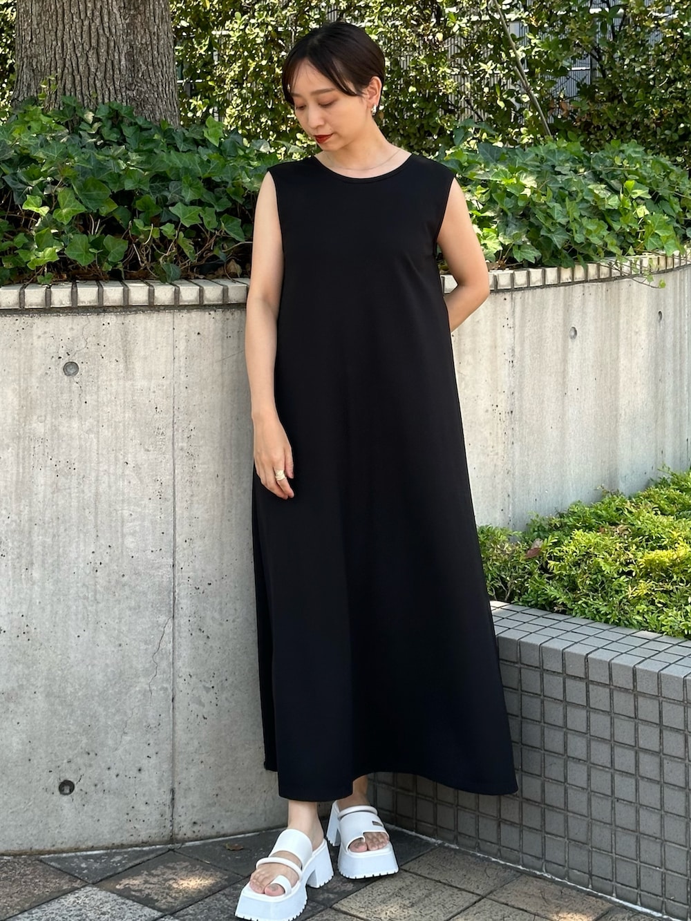「ELENDEEK、エレンディーク、ワンピース、ワンピーススタイル、黒ワンピ、ロングワンピース、ノースリーブ、ノースリーブワンピース、お出かけコーデ、旅行、ラクチンコーデ」｜「ELENDEEKのシアーレイヤードカットワンピース（ワンピース、ブラック系）」を使った、azusaさん（レディース・153cm）の夏コーディネートの2枚目の写真