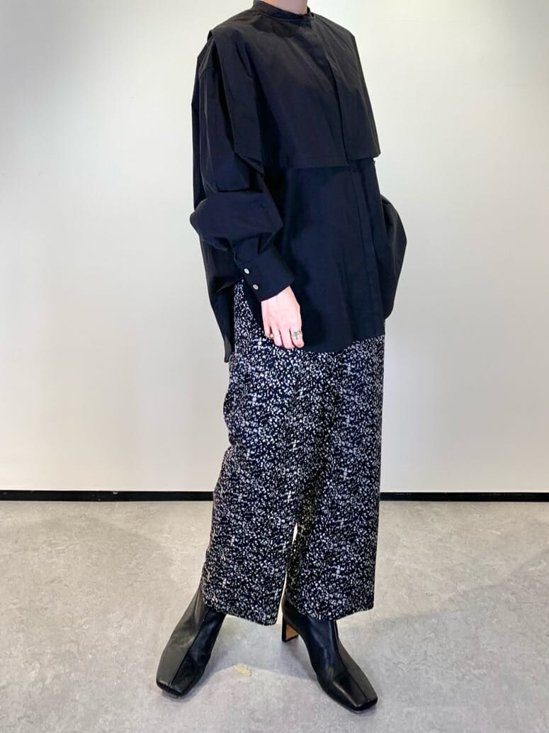 ブラック系のシャツ/ブラウス、その他のその他パンツを着用したレディースの秋コーディネートの2枚目の写真